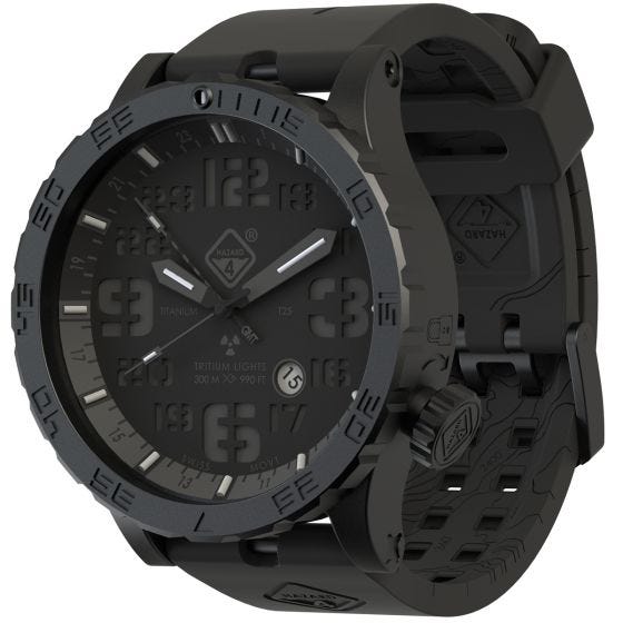 Reloj de titanio con tritio Hazard 4 Heavy Water Diver Blackout con manecilla GMT en negro y detalles en azul y rojo