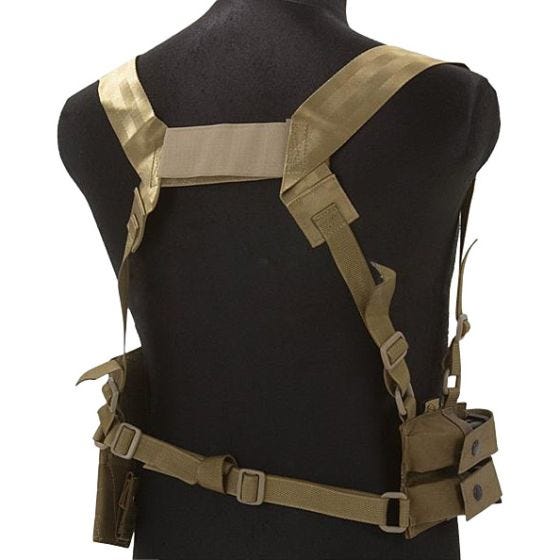 Funda de pistola para hombro Flyye con panel MOLLE en Coyote Brown