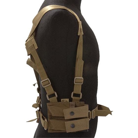 Funda de pistola para hombro Flyye con panel MOLLE en Coyote Brown