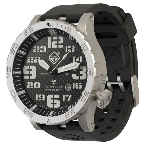 Reloj de titanio con tritio Hazard 4 Heavy Water Diver con esfera de fibra de carbono y detalles en rojo y azul