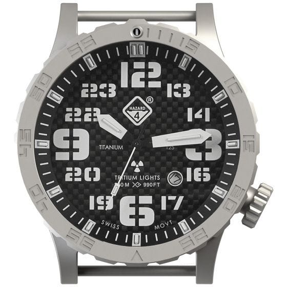 Reloj de titanio con tritio Hazard 4 Heavy Water Diver con esfera de fibra de carbono y detalles en rojo y azul