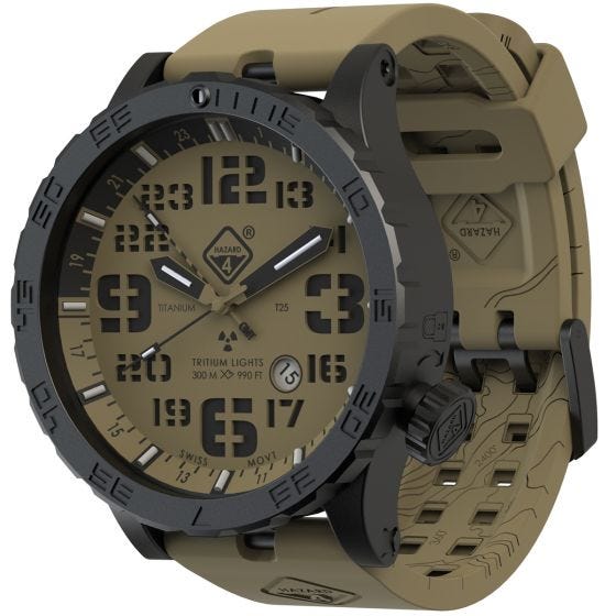 Reloj de titanio con tritio Hazard 4 Heavy Water Diver con manecilla GMT en Arid Brown y detalles en verde y amarillo