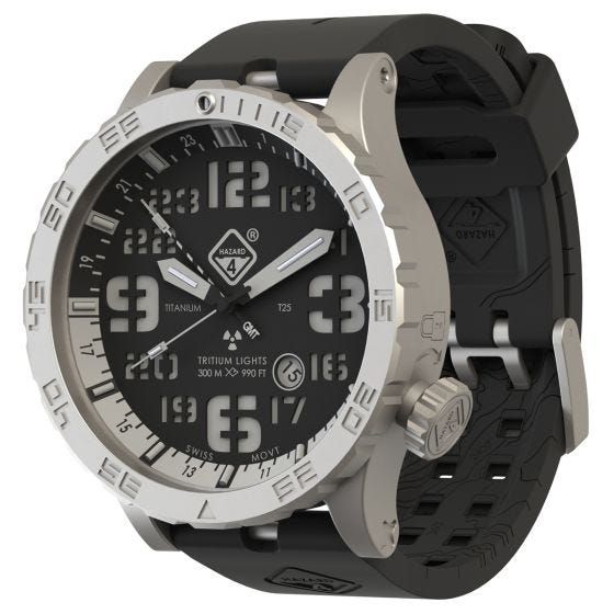 Reloj de titanio con tritio Hazard 4 Heavy Water Diver con manecilla GMT en Blacktie White y detalles en rojo y azul