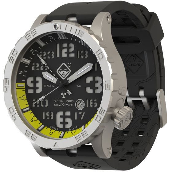 Reloj de titanio con tritio Hazard 4 Heavy Water Diver con manecilla GMT en Blacktie Yellow y detalles en verde y amarillo