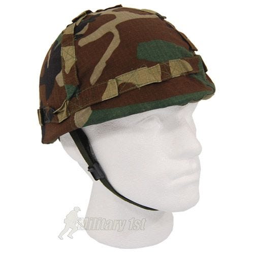 Casco de plástico MFH con funda de tela de camuflaje en Woodland