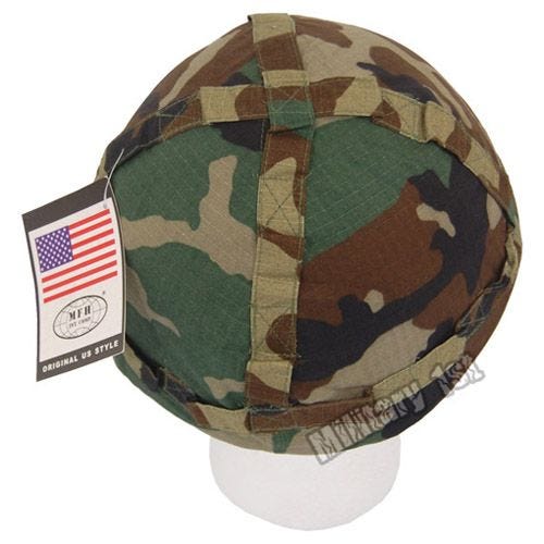 Casco de plástico MFH con funda de tela de camuflaje en Woodland