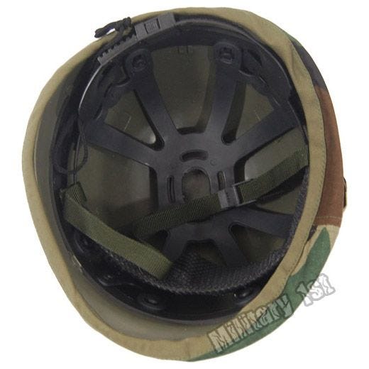 Casco de plástico MFH con funda de tela de camuflaje en Woodland
