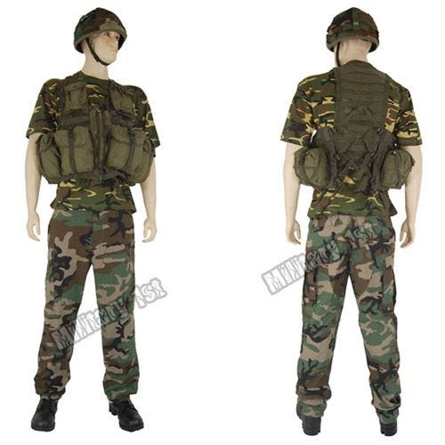 Casco de plástico MFH con funda de tela de camuflaje en Woodland