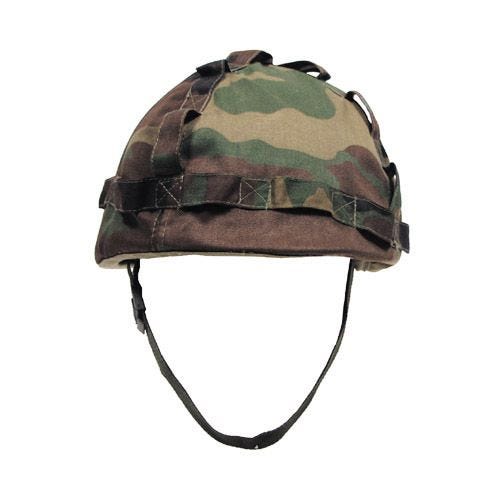Casco de plástico MFH con funda de tela de camuflaje en Woodland